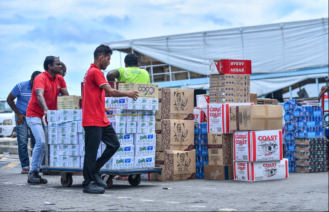 މާލެ: މޭ 14، 2018: ނޯތު ހާބަރުގައި އޮތް ބޯޓަކަށް މުދާ ބަރުކުރަނީ.-- ފޮޓޯ: ހުސައިން ވަހީދު/މިހާރު