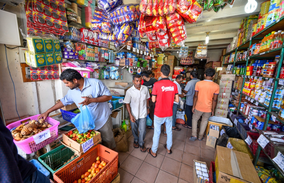 މާލެ: މޭ 14، 2018: ލޯކަލް މާރުކޭޓު ސަރަހައްދުގައި ބަޔަކު ވިޔަފާރި ކުރަނީ.-- ފޮޓޯ: ނިޝާން އަލީ/މިހާރު