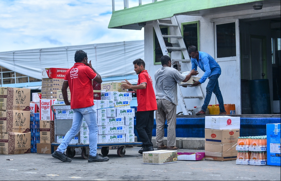މާލެ: މޭ 14، 2018: ނޯތު ހާބަރުގައި އޮތް ބޯޓަކަށް މުދާ ބަރުކުރަނީ.-- ފޮޓޯ: ހުސައިން ވަހީދު/މިހާރު