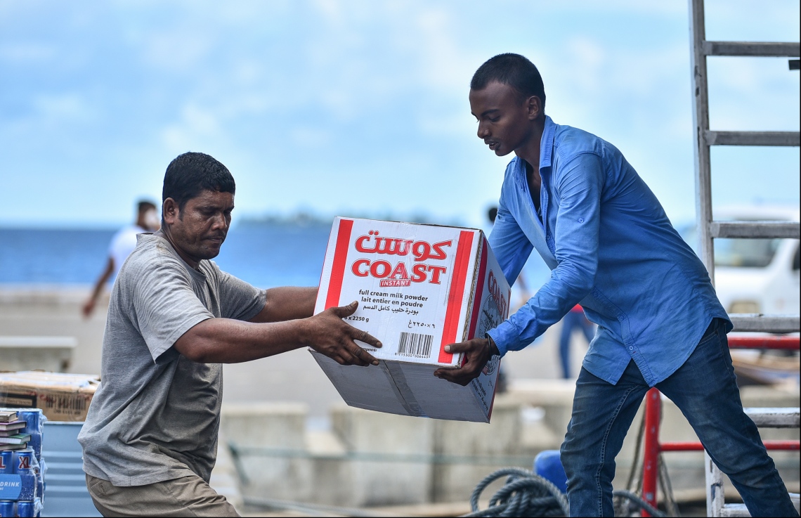 މާލެ: މޭ 14، 2018: ނޯތު ހާބަރުގައި އޮތް ބޯޓަކަށް ކޯސްޓުކިރު ކޭހެއް އުފުލަނީ.-- ފޮޓޯ: ހުސައިން ވަހީދު/މިހާރު