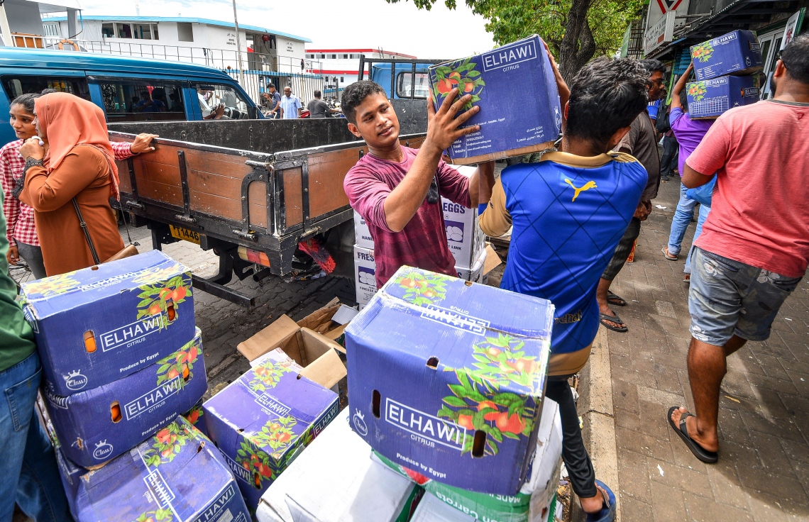 މާލެ: މޭ 14، 2018: ލޯކަލް މާރުކޭޓު ސަރަހައްދުގައި ބަޔަކު މުދާ އުފުލަނީ.-- ފޮޓޯ: ނިޝާން އަލީ/މިހާރު