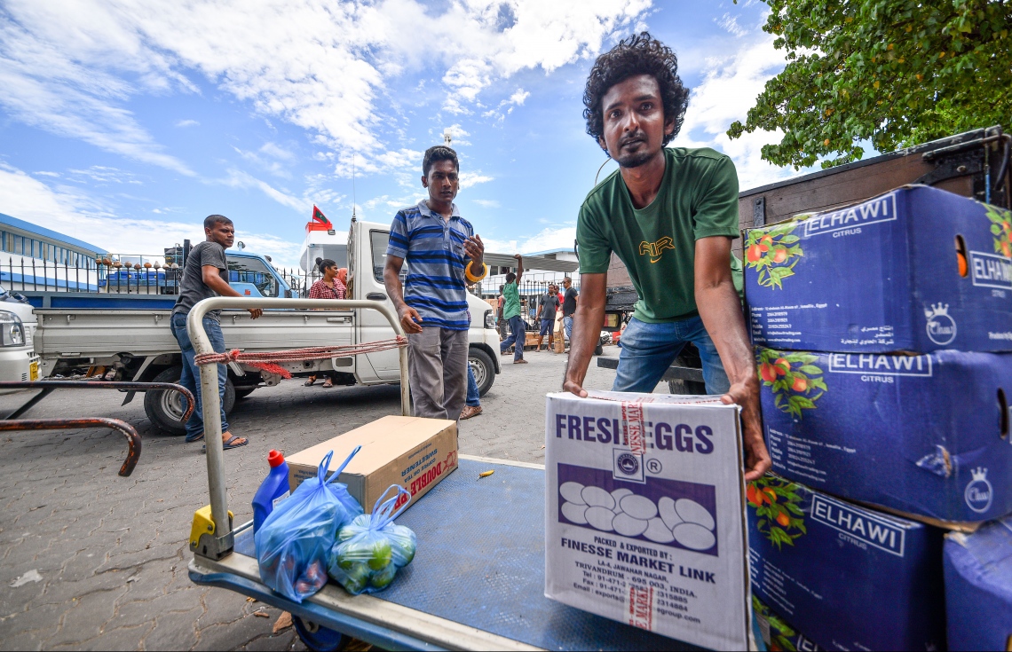 މާލެ: މޭ 14، 2018: ލޯކަލް މާރުކޭޓު ސަރަހައްދުގައި މީހަކު މުދާ އުފުލަނީ.-- ފޮޓޯ: ނިޝާން އަލީ/މިހާރު