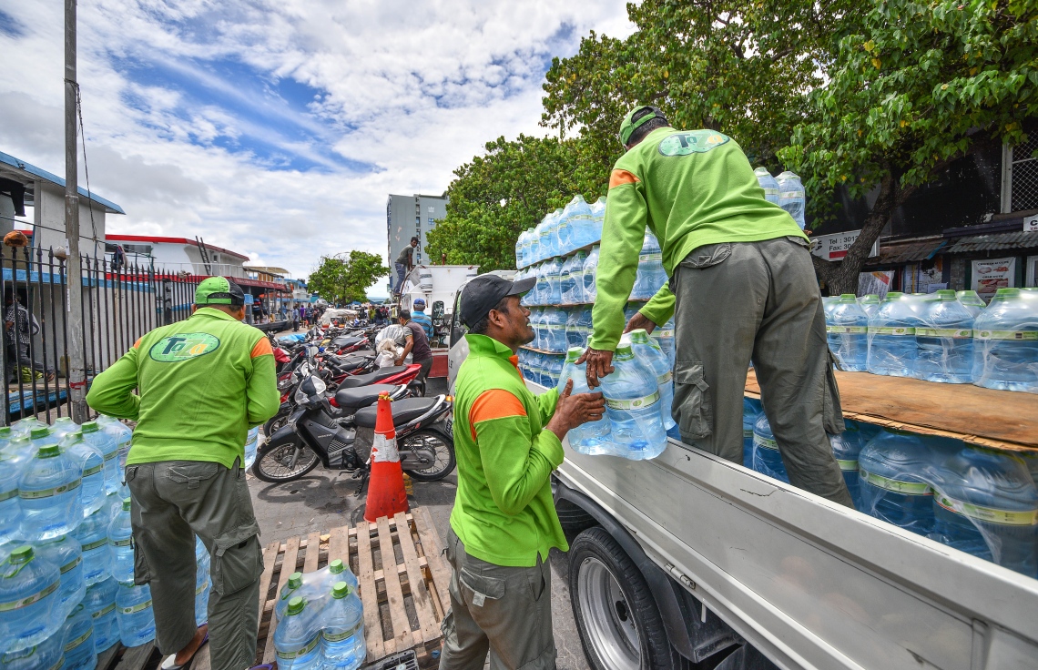 މާލެ: މޭ 14، 2018: ނޯތު ހާބަރު ސަރަހައްދުގައި ފެން ކޭސްތަކެއް ބަހައްޓަނީ.-- ފޮޓޯ: ނިޝާން އަލީ/މިހާރު