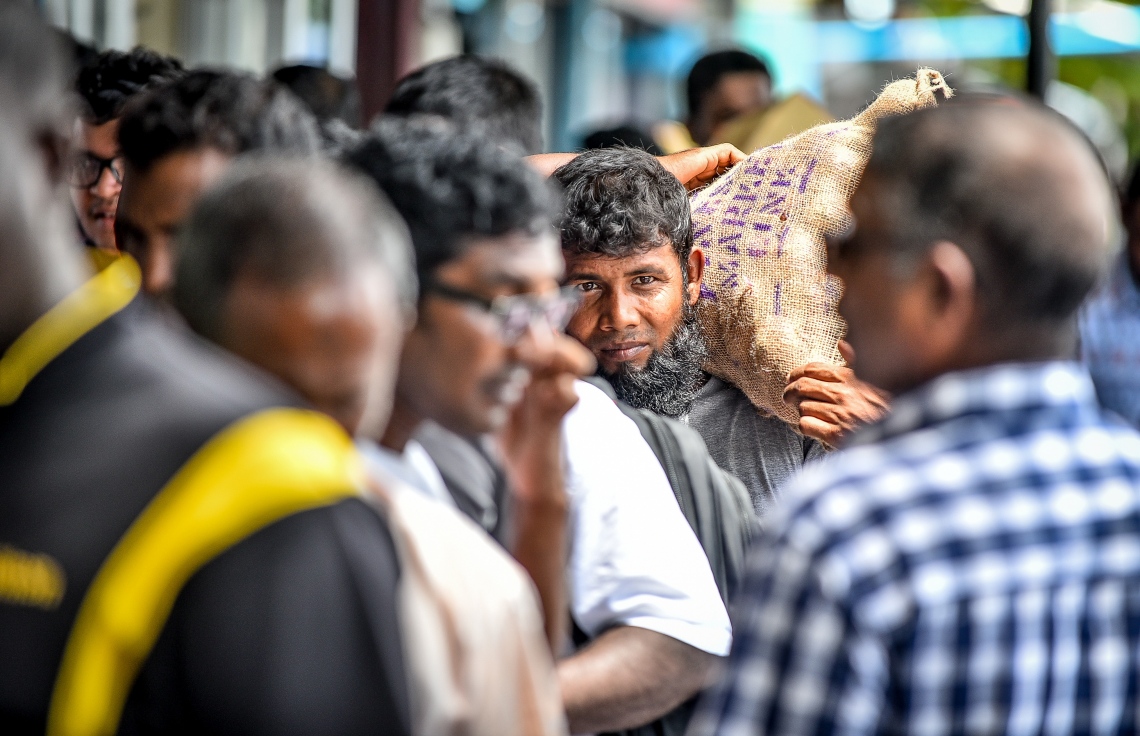 މާލެ: މޭ 14، 2018: ލޯކަލް މާރުކޭޓު ސަރަހައްދުގައި މީހަކު މުދާ އުފުލަނީ.-- ފޮޓޯ: ނިޝާން އަލީ/މިހާރު