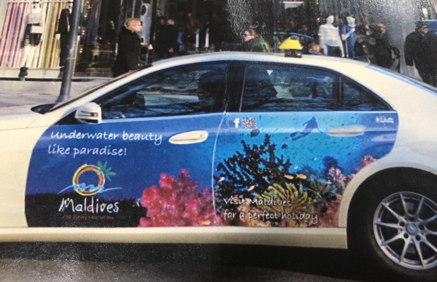 ބޭރު ގައުމެއްގެ ޓެކްސީއެއްގައި ރާއްޖޭގެ އިސްތިހާރެއް ހަޖާފައި.