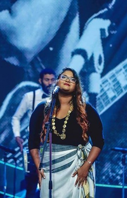 Nishfa paying tribute to her father on Maldivian Idol season 2. PHOTO:HUCEN SAYD