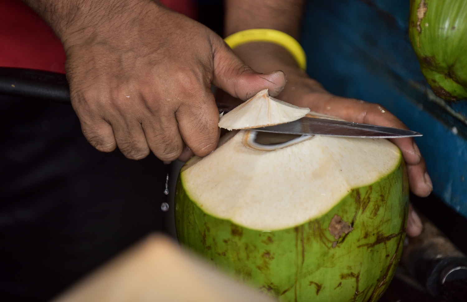 މާލޭގެ މާރުކޭޓުގައި މީހަކު ކުރުނބައެއް ކަނޑަނީ: މިފަހަރު ރޯދަމަހު ކާށިދޫން ކުރުނބާ ގެންނަ އަދަދު މަދުވުމުން ކުރުނބާގެ އަގު ވަނީ އުފުލިފައި.