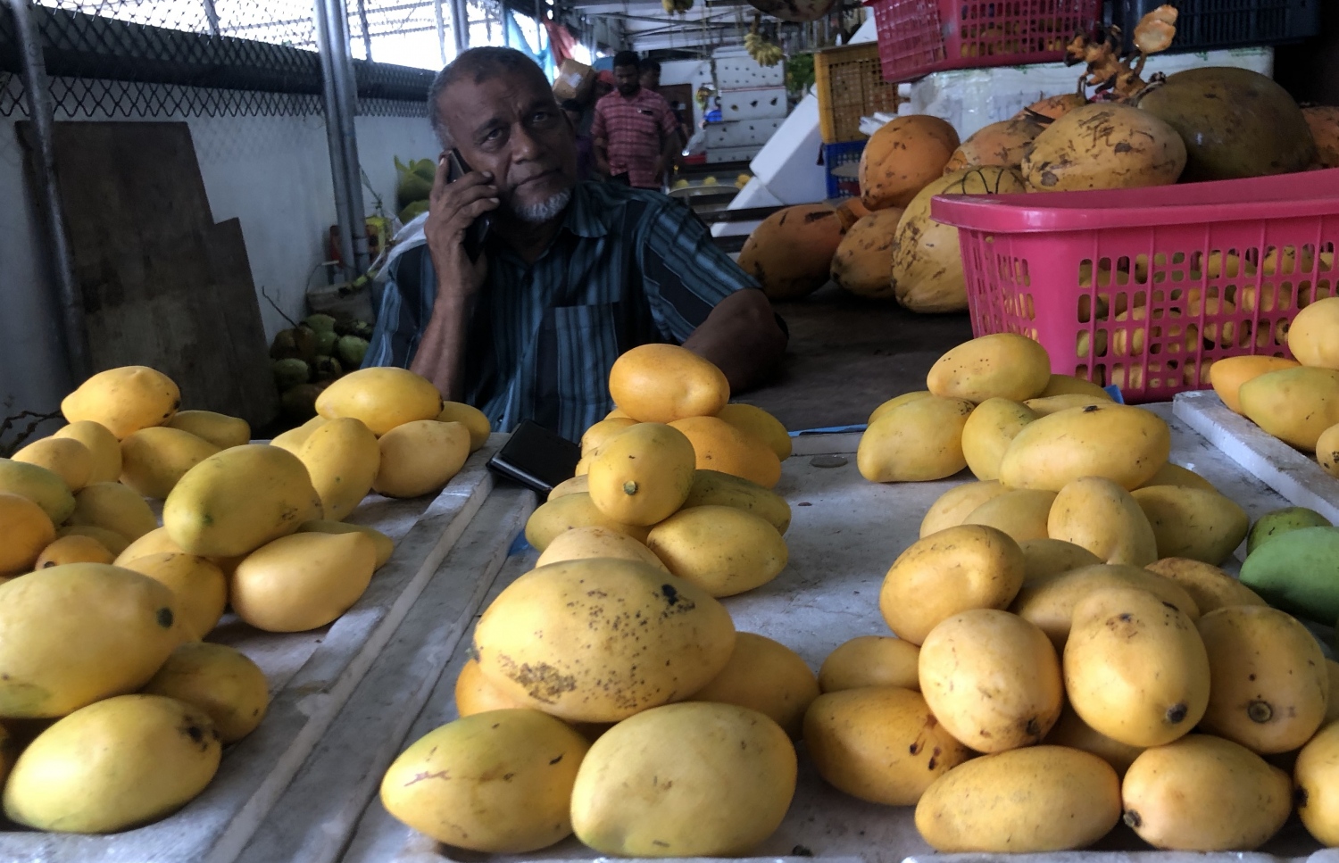 މާރުކޭޓުގެ ގޮޅިއެއްގައި ވިއްކަން ބަހައްޓާފައި ހުރި އަނބުތަކެއް