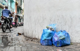 މާލޭގެ މަގެއްގެ ކަންމައްޗަށް ކުނި ނެރެފައި: މަގުތަކަށް ކުނިއަޅާ މީހުންގެ ނަމާއި ގޭގެ ނަން އާއްމުކުރަން އީޕީއޭ އިން ވަނީ ނިންމާފައި. -- ނިޝާން އަލީ/މިހާރު