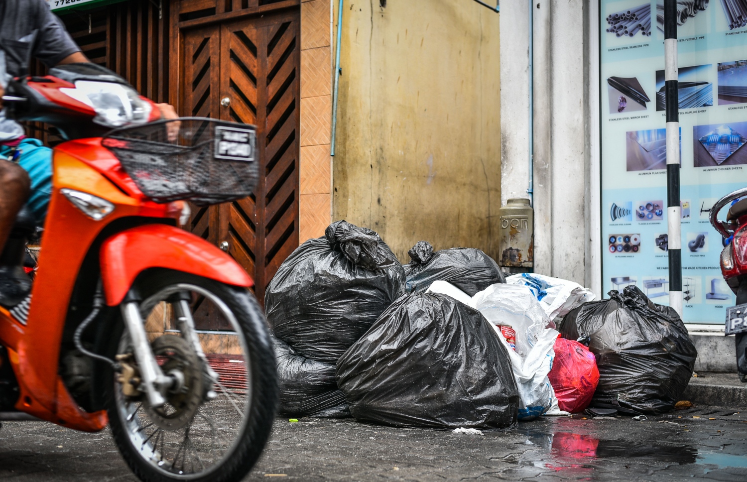 މާލޭގެ ގެއަކުން ރޭ މަގުމައްޗަށް ކުނި ނެރެފައި-- މިހާރު ފޮޓޯ: ނިޝާން އަލީ