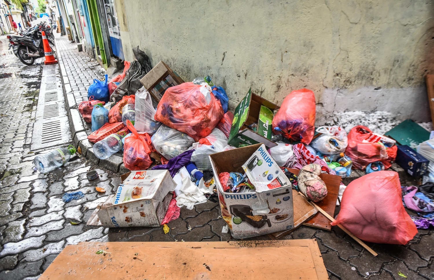 މާލޭގައި މަގެއްގެ ކަންމައްޗަށް ރޭ ގިނަ އަދަދެއްގެ ކުނި ނެރެފައި-- މިހާރު ފޮޓޯ: ނިޝާން އަލީ