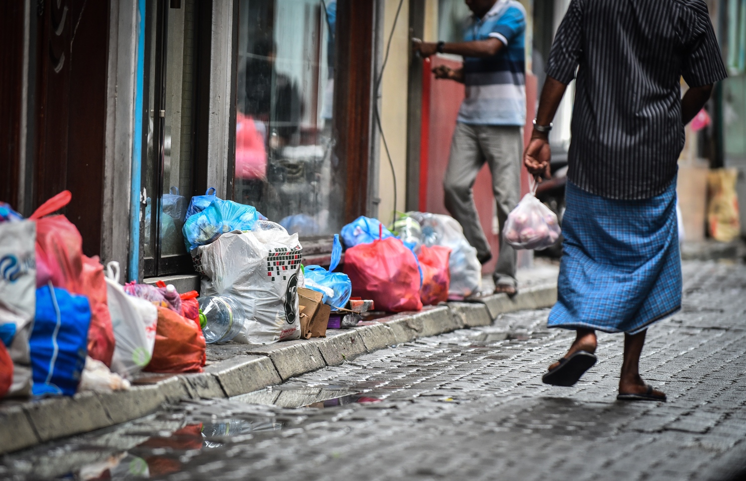 މާލޭގެ މަގެއްގެ މައްޗަށް ގެތަކުން ރޭ ކުނި ނެރެފައި: މަގުތައް ވަނީ ވަރަށް ބޮޑަށް ގޮނޑުވެފައި-- މިހާރު ފޮޓޯ: ނިޝާން އަލީ