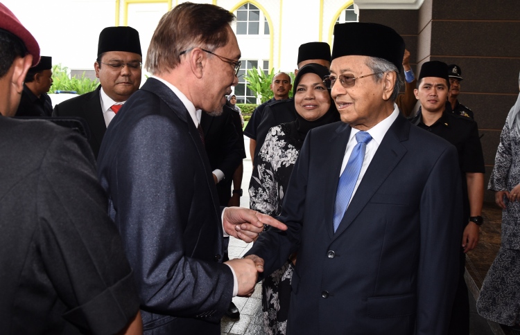 އަންވަރުގެ ތާއީދާ އެކު މަހާތިރު އަނެއްކާވެސް ވެރިކަމަށް