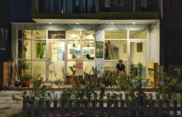 ދަ ކެޔޮޅު: ހިތްގައިމު މާހައުލަކުން ތަފާތު ރަހަތަކެއް