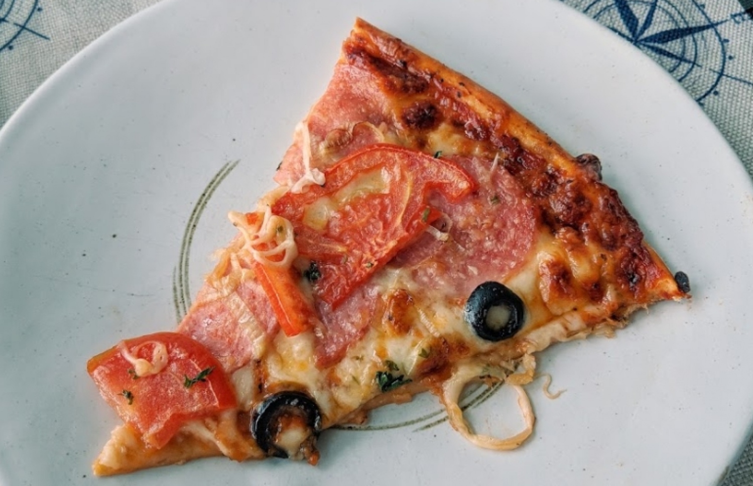 ކެޔޮޅުގެ ޕިއްޒާ ފޮއްޗެއް، މިތާގެ ޕިއްޒާ ވަރަށް ތަފާތު.-- ފޮޓޯ: އިސްމާއިލް ނާޖިތު އަހުމަދު/ގޫގުލް ލޯކަލް ގައިޑް