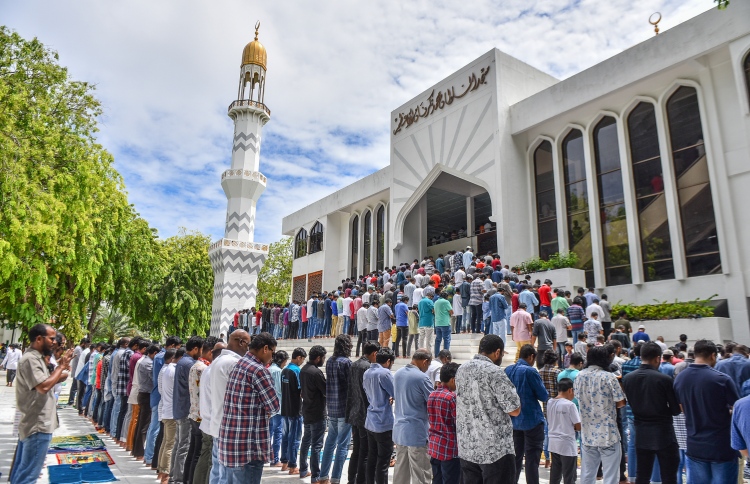 ޝަރީއަތް ނޭނގޭމީހުންނާ ހެދި އަންހެނުންނަށް އަނިޔާ ލިބޭ