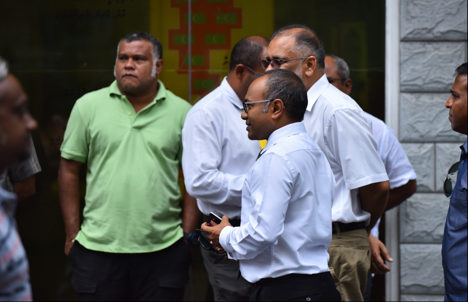 އެމްޑީޕީގެ ޗެއާޕާސަން ހަސަން ލަތީފް (މ) އެ ޕާޓީގެ އޮފީސް ކައިރީގައި. ---ފޮޓޯ: މިހާރު