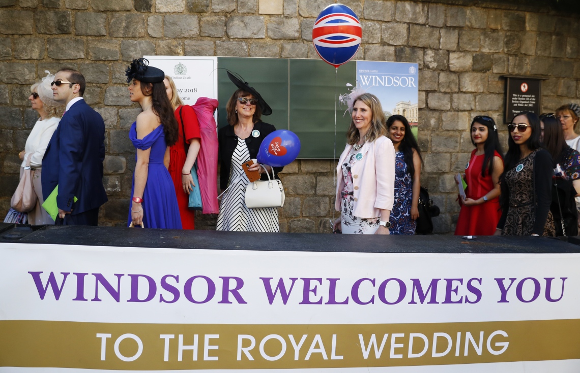 ވިންޑްސާ ގަނޑުވަރުގެ ބޭރުގައި ޝާހީ އާއިލާގެ ސަޕޯޓަރުން. --ފޮޓޯ:އޭއެފްޕީ