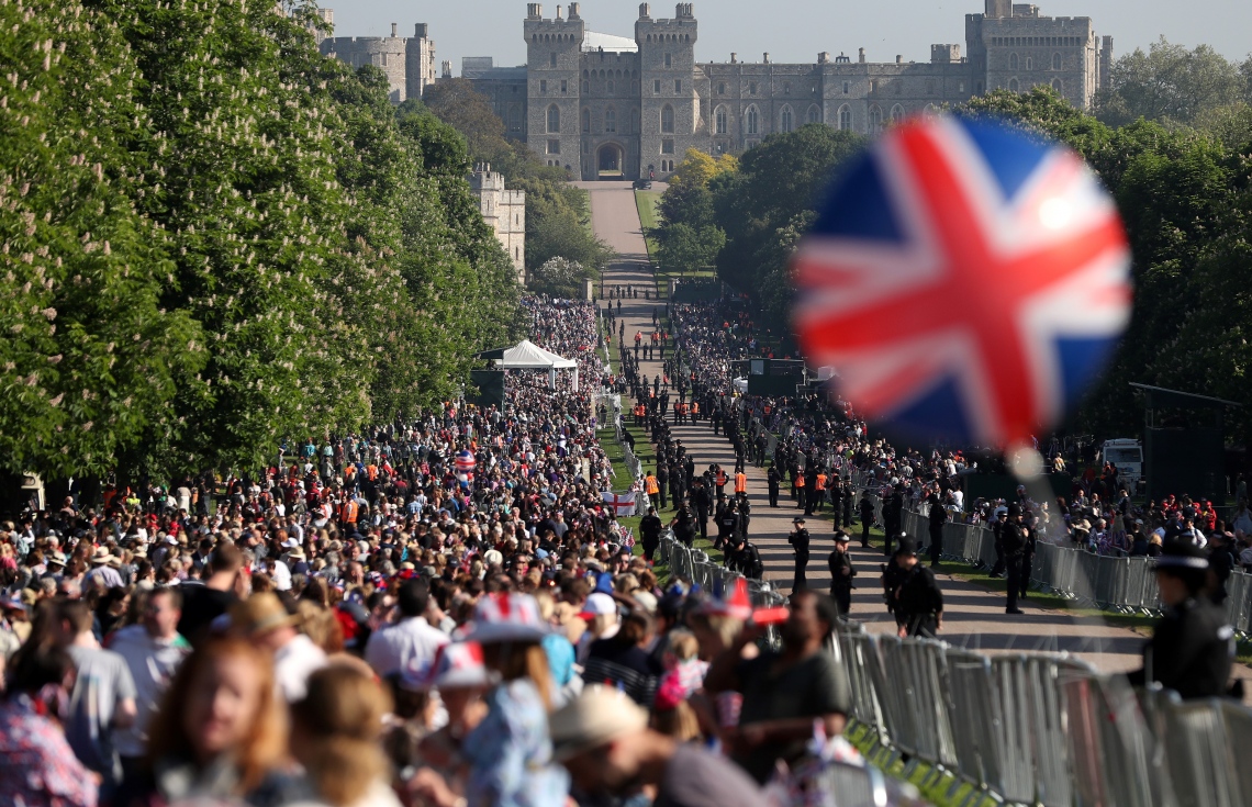 ވިންޑްސާ ގަނޑުވަރު ކައިރީ ޝާހީ އާއިލާގެ ސަޕޯޓަރުން ލައިން ހަދާފައި. --ފޮޓޯ:އޭއެފްޕީ