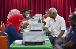 Officials at the Ministry of Islamic Affairs collecting Fitr Zakat payments in 2019. PHOTO: HUSSAIN WAHEED / MIHAARU