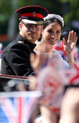 Britain's Prince Harry, Duke of Sussex and his wife Meghan, Duchess of Sussex wave from the Ascot Landau Carriage during their carriage procession on the Long Walk as they head back towards Windsor Castle in Windsor, on May 19, 2018 after their wedding ceremony.  / AFP PHOTO / Daniel LEAL-OLIVAS