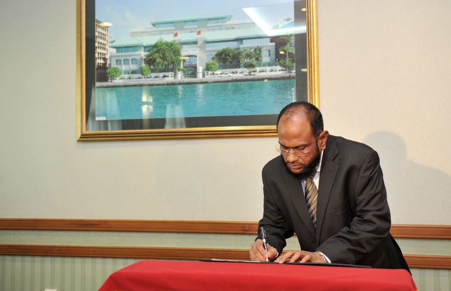 މަޖީދު ވަޒީރުކަމުގެ ލިޔުމުގައި ސޮއިކުރައްވަނީ-- ފޮޓޯ: ރައީސް އޮފީސް