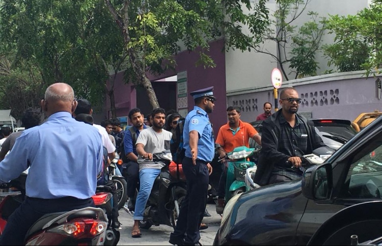 ދަރިފުޅު ބަލާ ގޮސް، ޓްރެފިކް ހަމަޔަކަށް އަޅުވައިފި