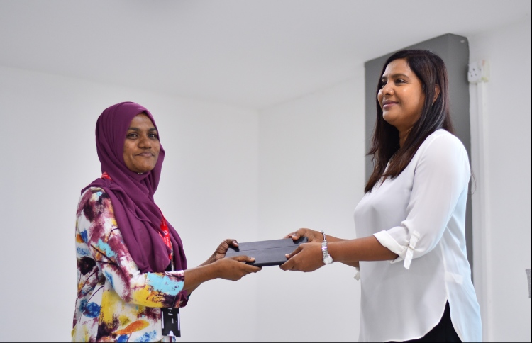 ޓީޗަރުންނަށް ޓެބްލެޓް ބަހަން ފަށައިފި