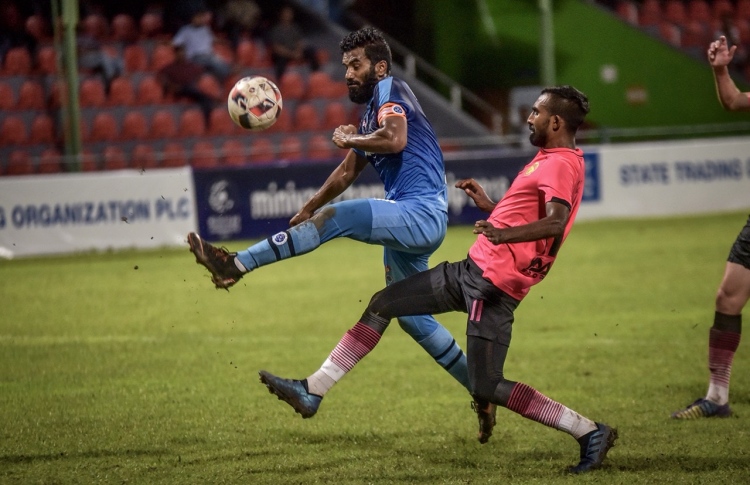 އުނދަގޫ މޮޅަކުން ނިއު އަށް ބޮޑު ލީޑެއް