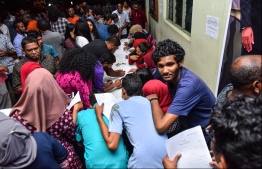 Applicants for the "Ehlakin Mashah License" programme registering at the centre set up at Huravee Building in the capital Male by Maldives Transport Authority. PHOTO: HUSSEN WAHEED/MIHAARU