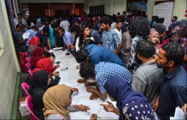 People gathered at the registration booth at Huravee Building for the "Ehlakin Mashah License" programme initiated by the government to fast-track the procedure in obtaining a license. PHOTO: HUSSEN WAHEED/MIHAARU
