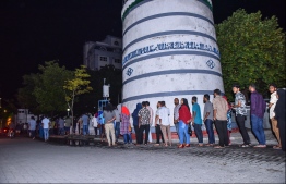 People queued outside Hukuru Miskiiy to register for the "Ehlakin Mashah License" programme initiated by the government to fast-track the procedure in obtaining a license. PHOTO: HUSSEN WAHEED/MIHAARU