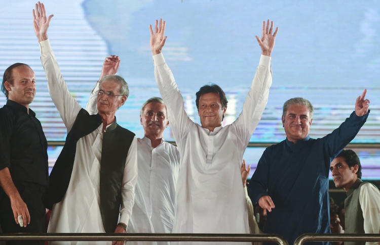 ސިފައިން އުޅެނީ ޕާޓީ އުވާލައި، އަހަރެން ޖަލަށް ލާން