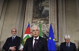 Italy's President Sergio Mattarella (C) addresses journalists after a meeting with Italy's prime ministerial candidate Giuseppe Conte on May 27, 2018 at the Quirinale presidential palace in Rome. Italy's prime ministerial candidate Giuseppe Conte gave up his mandate to form a government after talks with the president over his cabinet collapsed.
"I have given up my mandate to form the government of change. I thank the president of the republic for having given me the mandate on May 23. I thank the two political forces Luigi Di Miao for the Five Star and Matteo Salvini from the League for having put me up as a candidate," said Conte to reporters after leaving a failed summit with president Sergio Mattarella today. / AFP PHOTO / Vincenzo PINTO