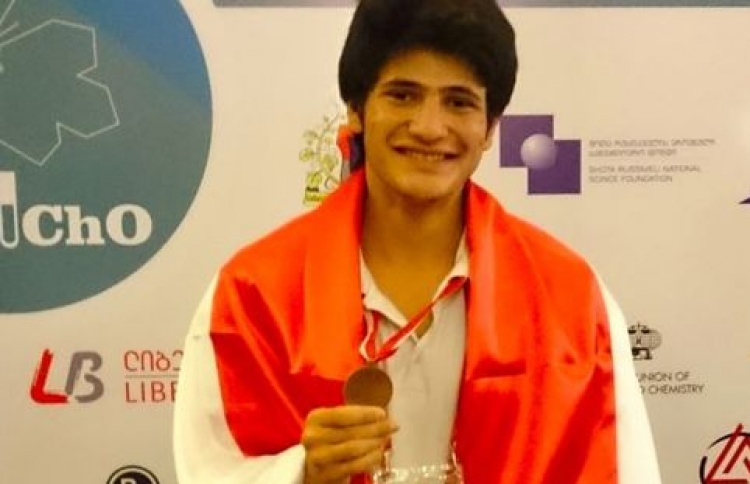 ފޯނުން ކިޔެވި މީހަކަށް ކެމްބްރިޖްގެ ހިލޭ ސްކޮލަޝިޕެއް