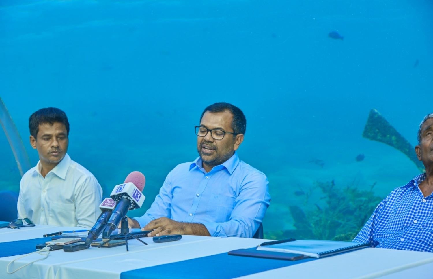 ހުރަވަޅީގެ ކަނޑުއަޑީގެ ރެސްޓޯރަންޓްގައި ބޭއްވި ރަސްމިއްޔާތުގައި މޫސާ ޒަމީރު ވާހަކަ ދައްކަވަނީ. -