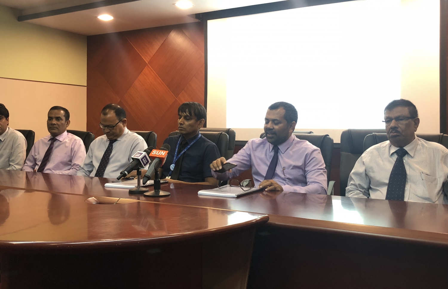 ފައިނު އެއާޕޯޓް އެއްބަސްވުމުގައި ސޮއިކުރުމުގެ ރަސްމިއްޔާތުގައި ރާރިސް (ވ-3).-- ފޮޓޯ: މިހާރު