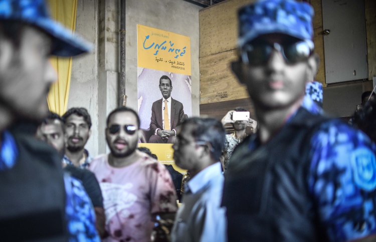 ނުހުއްޓުވުނު ޕްރައިމަރީ، ސިޔާސީ ބޮމެއް