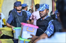Police officers confiscating the ballot boxers placed in MDP hub in Male. PHOTO: ALI NISHAN/MIHAARU