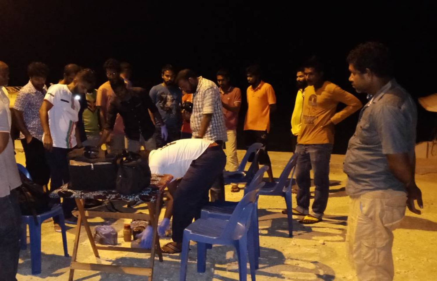 އުލިގަމު ގޮނޑުދޮށުން މިރޭ ފެނުނު ތަކެތި ފުލުހުންގެ ބެލުމުގެ ދަށުގައި. - ފޮޓޯ: މިހާރު