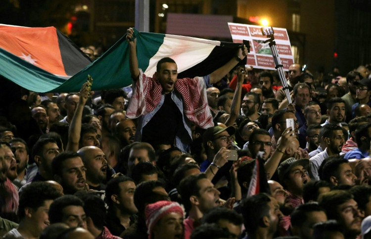 ޖޯޑަންގެ މުޒާހަރާތައް ވަރުގަދަވެ ބޮޑު ވަޒީރު އިސްތިއުފާ ދެނީ