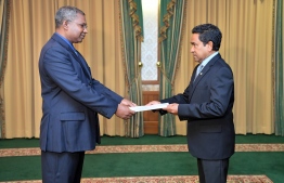 President Yameen presenting Commissioner General of Customs Mohamed Junaid with the letter of appointemt. PHOTO/PRESIDENTS OFFICE