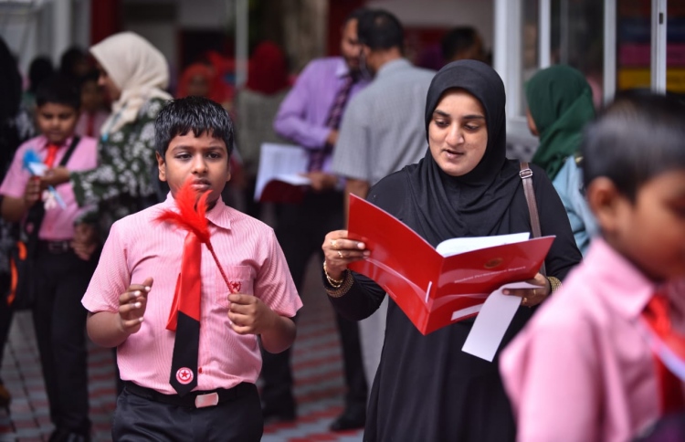 ރިޕޯޓު ފޮތް ދީ، ފުރަތަމަ ޓާމްގެ ޗުއްޓީ ފެށިއްޖެ