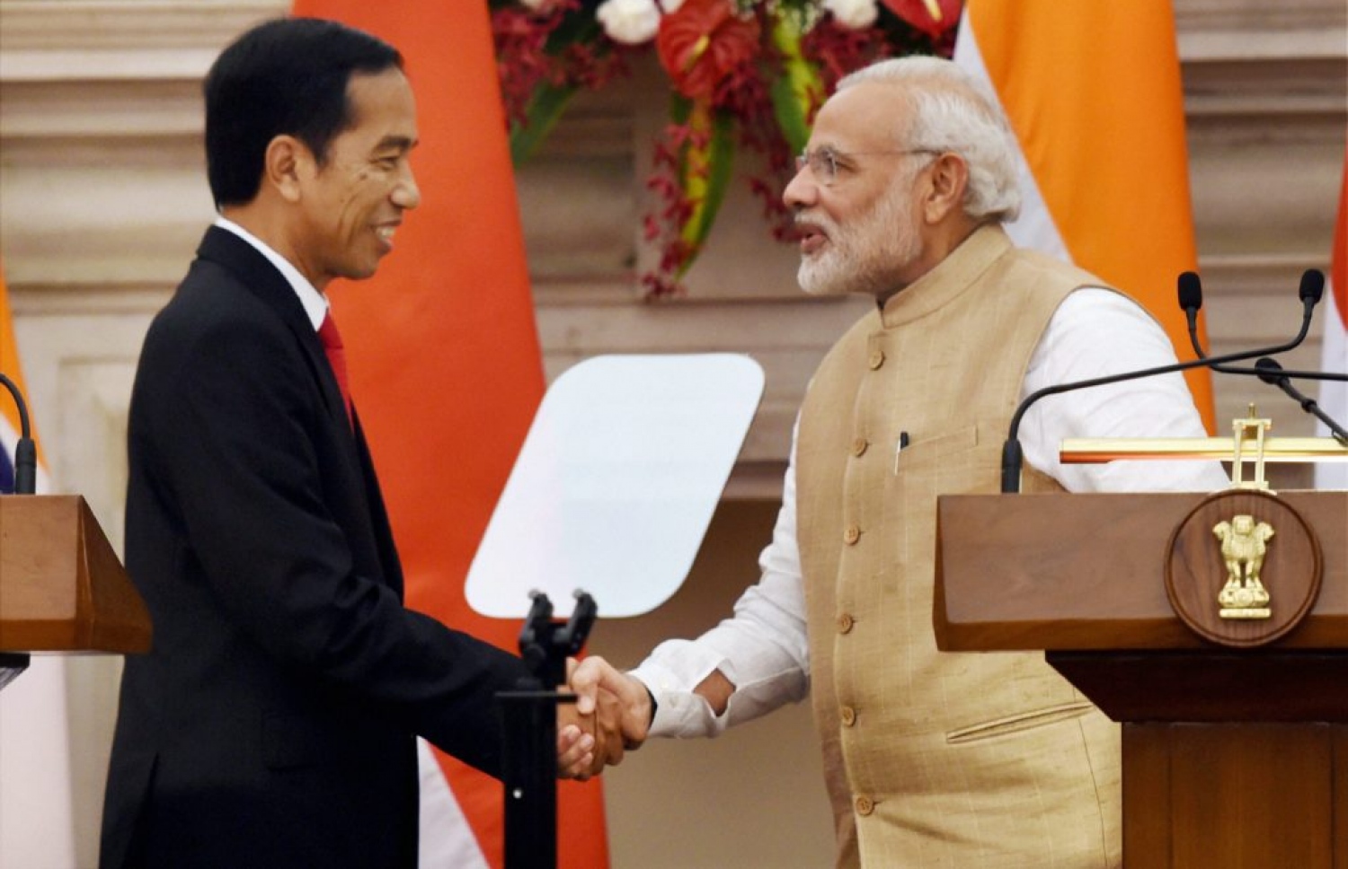 އިންޑިޔާގެ ބޮޑުވަޒީރު ނަރެންދުރަ މޯޑީ (ކ) އިންޑޮނީޝިޔާ އަށް ވަޑައިގަތުމުން އެ ގައުމުގެ ރައީށް ޖޯކޯ ވިދޯދޯ މަރުހަބާ ދަންނަވަނީ. ފޮޓޯ ޕީޓީއައި