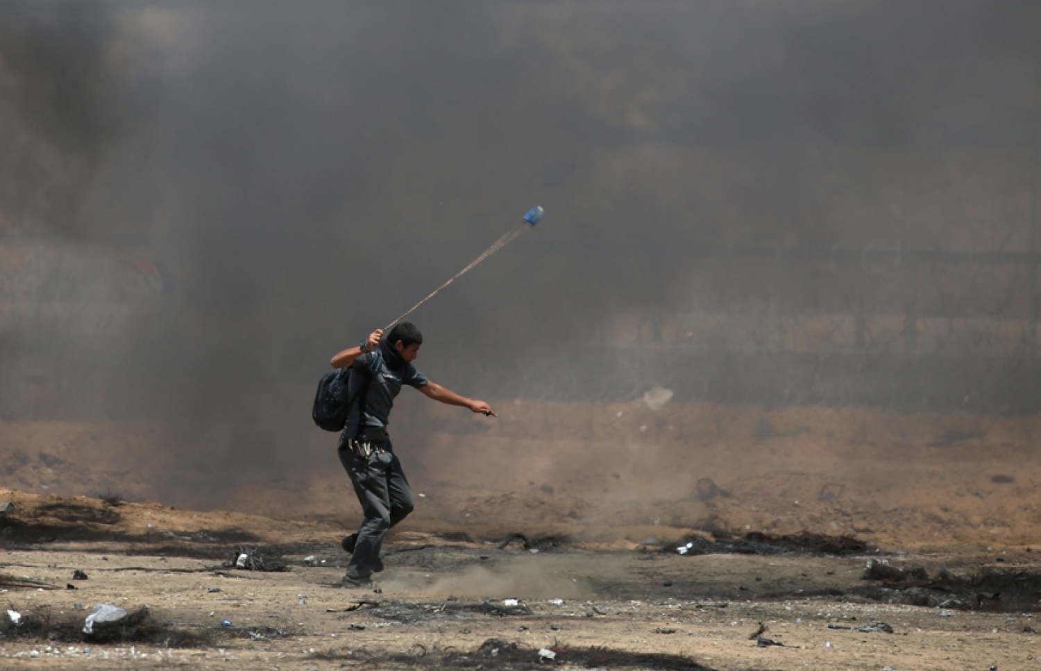 ފަލަސްތީނުގެ ޒުވާނެއް ސާޅަނގައެއް ބޭނުންކޮށްގެން އިޒްރޭލަށް ހަމަލާ ދެނީ