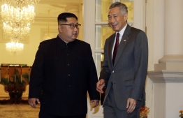 ކޮރެއާގެ ލީޑަރު ކިމް ޖޮން އުން (ވ) ސިންގަޕޫރުގެ ބޮޑުވަޒީރު ލީ ޝެން ލޫން (ކ) އާއި ބައްދަލުކުރައްވަނީ - ފޮޓޯ: އޭޕީ