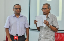 Husnu Suood (L) with Ali Yahya at the "Qaanoonee Radheef" book and app launching event held at the Maldives Law Institute on June 12, 2018. PHOTO: NISHAN ALI / MIHAARU
