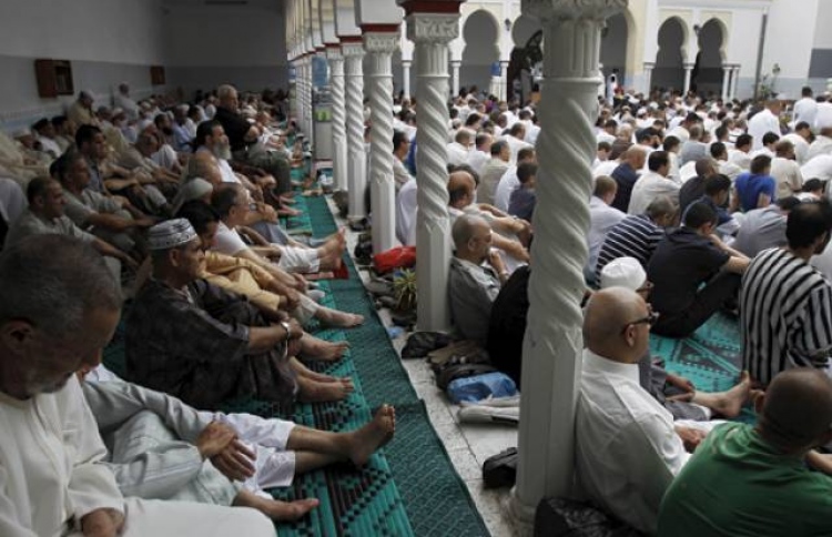 އީދު ހުކުރަށް ވާތީ އަލްޖީރިއާގައި ބޮޑު ފިތުނައެއް