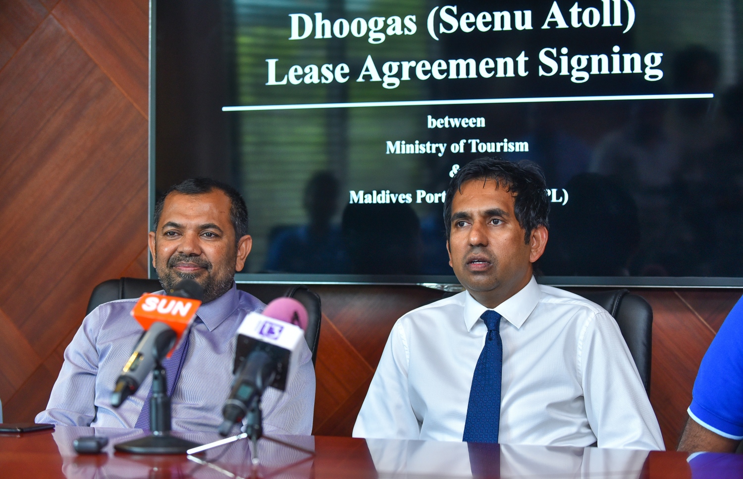 ދޫގަސް އެމްޕީއެލް އަށް ރަސްމީކޮށް ހަވާލު ކުރުމުގެ ރަސްމިއްޔާތުގައި މިނިސްޓަރު ސައީދު (ކ) އަދި މިނިސްޓަރު ޒަމީރު.-- ފޮޓޯ: ނިޝާން އަލީ/މިހާރު