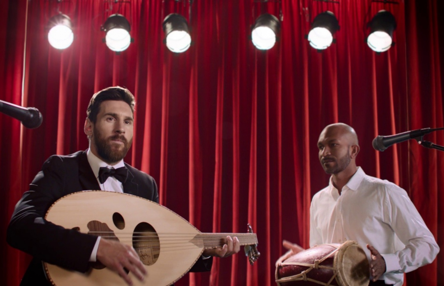 ރާއްޖޭގެ މަޝްހޫރު ދުވުންތެރިޔާ އާތިފް، މެސީއާ އެކު އުރީދޫގެ "އެންޖޯއި ދަ އިންޓަނެޓް" ކެމްޕޭނުގައި.